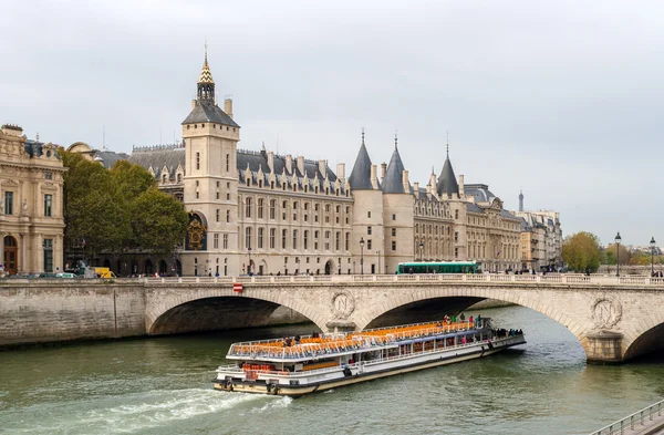 Вид на Консьерж, Мост Смена и экскурсионную лодку в Париже — стоковое фото