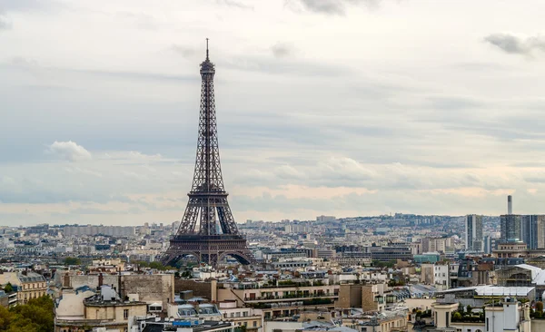Pohled na Eiffelovku z arc de triomphe. Paříž, Francie — Stock fotografie
