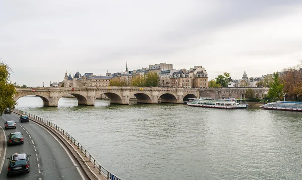 Γέφυρα pont neuf σε όλη του Σηκουάνα στο Παρίσι, Γαλλία — Φωτογραφία Αρχείου
