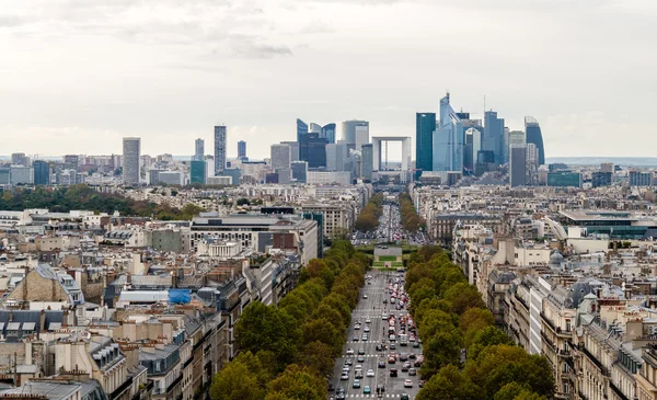 Uitzicht vanaf de arc de triomphe naar zakenwijk — Stockfoto