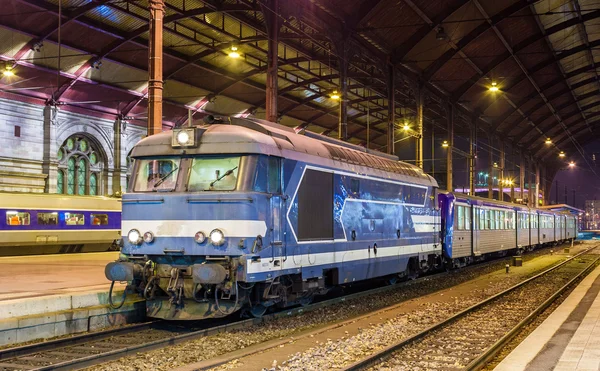 Lokale diesed trein op Straatsburg station. Elzas, Frankrijk — Stockfoto