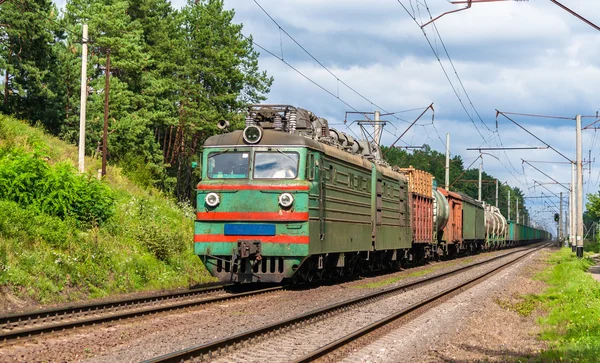 Húzzák a régi villamos mozdony tehervonattal. Ukrajna — Stock Fotó