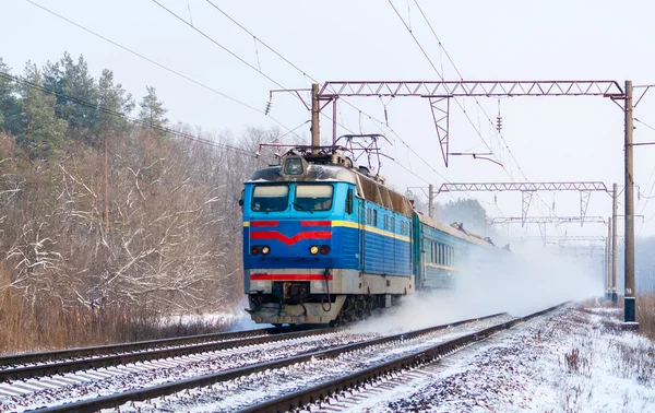 Osobní vlak rychle pohybující se podél trati sníh — Stock fotografie