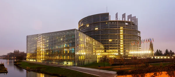 Byggnad "louise weiss" av Europaparlamentet i strasbourg, al — Stockfoto