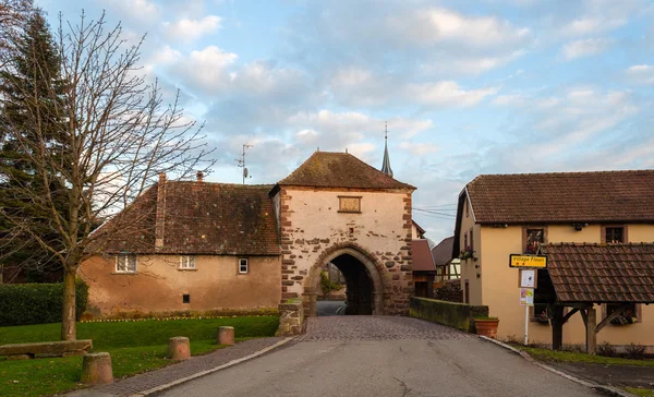Oude archway naar dachstein dorp. Elzas, Frankrijk — Stockfoto