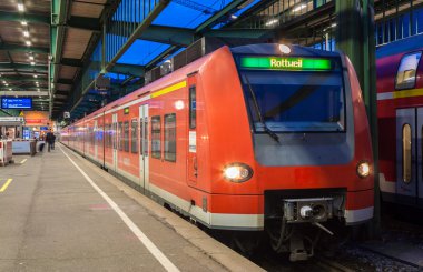 elektrikli tramvay stuttgart tren istasyonunda. Almanya