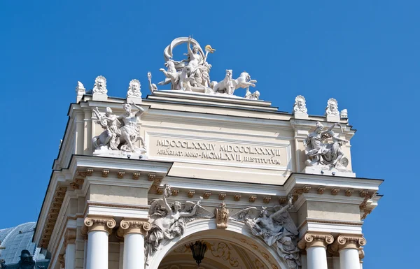 Skulpturen auf dem Opern- und Balletttheater von Odessa — Stockfoto