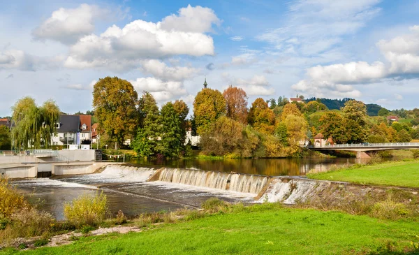 Trapsgewijs op kinzig-rivier in de bergen van het Zwarte Woud. Duitsland — Stockfoto