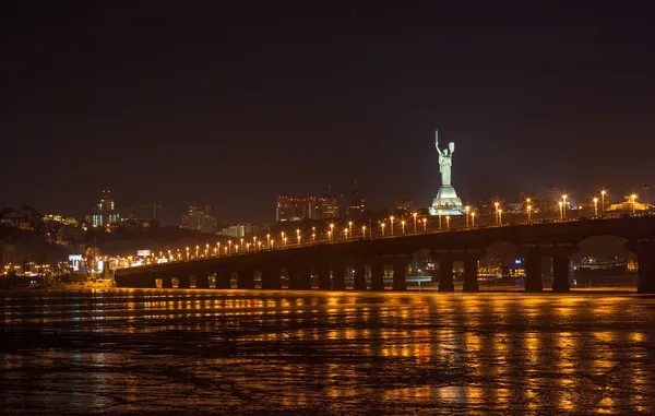 Vy över paton bron från vänstra stranden av Dnepr. Kiev, ukrain — Stockfoto