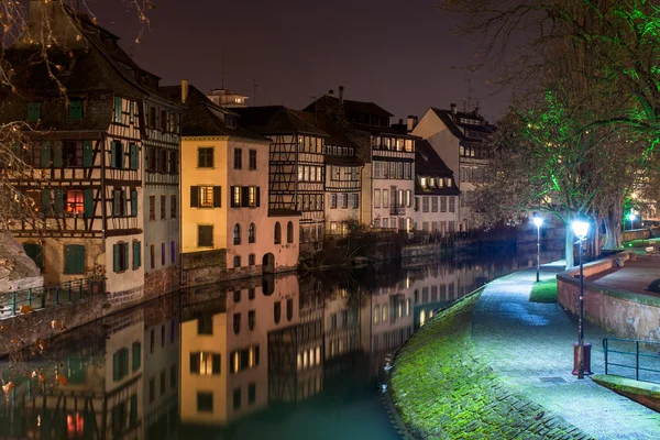 Csatorna, a Petite France negyed, Strasbourg, Elzász - Franciaország — Stock Fotó