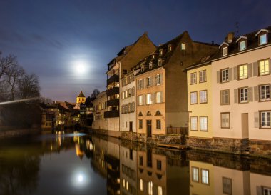 petite france bölge, strasbourg - alsace hasta Nehri üzerinden moon,