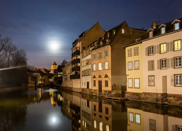 Lune au-dessus de l'Ill dans le quartier de la Petite France, Strasbourg - Alsace , — Photo