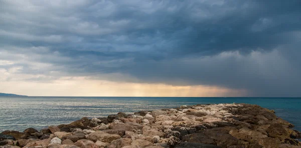 Riprap en el Mar Mediterráneo - Menton - Francia —  Fotos de Stock