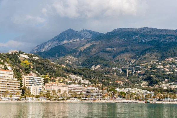 Vista de los Alpes de Liguria y la ciudad de Menton desde el mar Mediterráneo — Foto de Stock