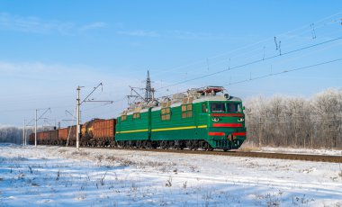 yük treni tarafından elektrikli lokomotif çekti