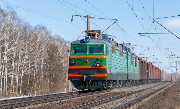 Tren de mercancías transportado por locomotora eléctrica —  Fotos de Stock