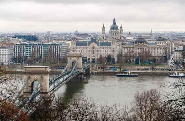 View of Budapest: Chain Bridge, St. Stephen's Basilica, Danube r — Stock Photo, Image