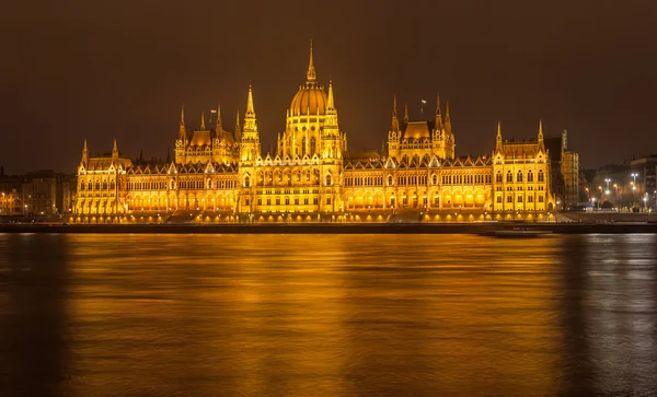 Het Boedapest Parlement 's nachts - Hongarije — Stockfoto