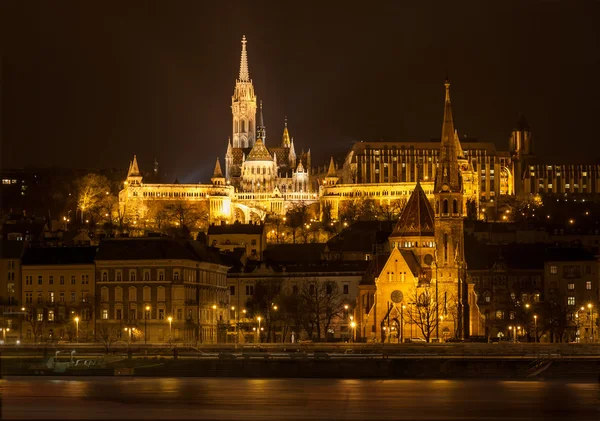 Matthiaskerk en de protestantse kerk in Boedapest bij nacht — Stockfoto