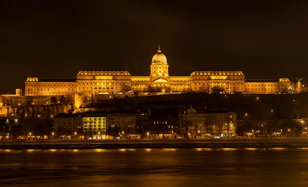 Buda Castle (Koninklijk Paleis) door de Donau's ni verlicht — Stockfoto