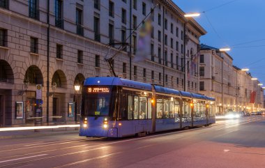 Münih şehir merkezinde modern tramvay. Almanya, Bavyera