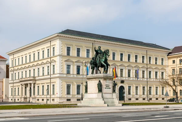 Estatua de Luis I frente al Ministerio de Hacienda de Baviera — Foto de Stock