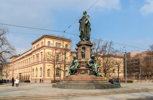 Monument av maximilian ii av Bayern - München, Tyskland — Stockfoto