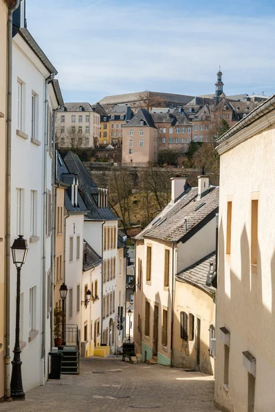 Steile straat in Luxemburg stad — Stockfoto