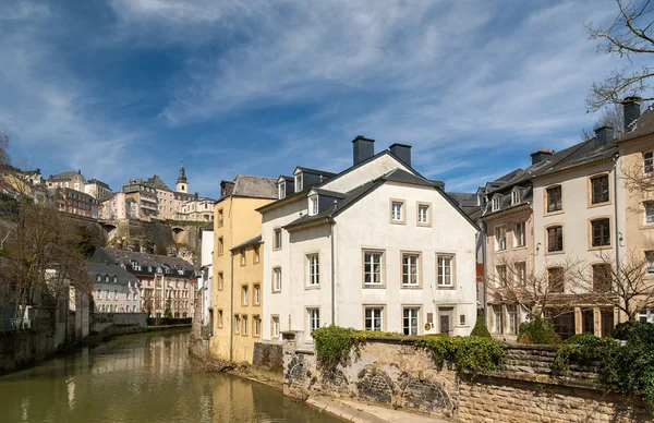 Vieille ville luxembourgeoise : quartier Grund et rivière Alzette — Photo