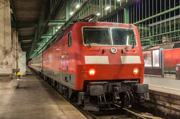 Locomotiva elétrica com trem intersity na estação de Stuttgart, G — Fotografia de Stock