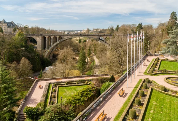 Luxemburg cit Constitution square és a híd Adolphe nézet — Stock Fotó