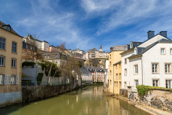 Vieille ville luxembourgeoise : quartier Grund et rivière Alzette — Photo