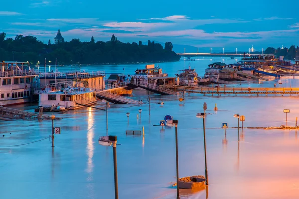 Fartyg på översvämmade banvallen av Donau den 9 juni 2013 — Stockfoto