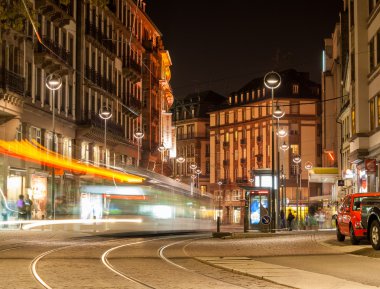 Strazburg'un şehir merkezinde modern tramvay üzerinde. Fransa, alsace