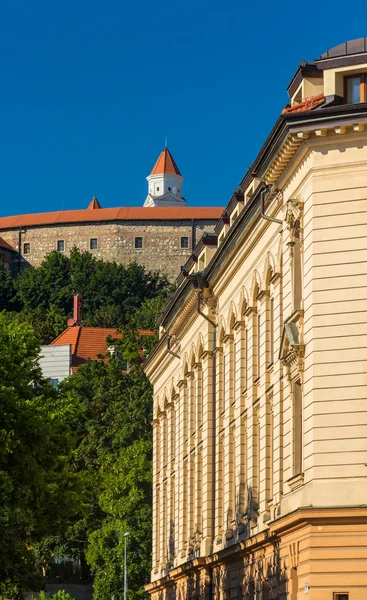 Pohled na hrad bratistava a akademie múzických umění — Stock fotografie