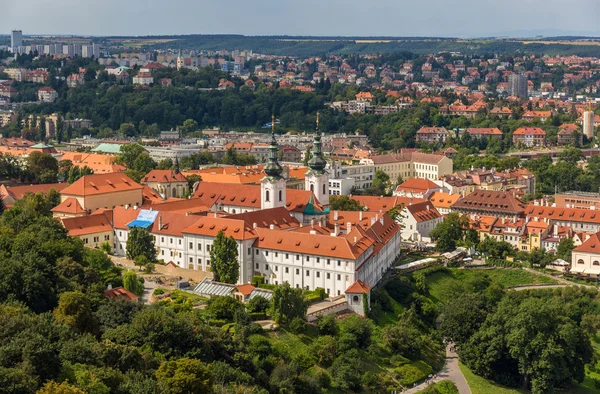 Pohled na baziliku Nanebevzetí naší paní - Praha, Česká r — Stock fotografie