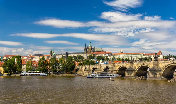 Vista da Ponte Carlos e do Castelo de Praga — Fotografia de Stock