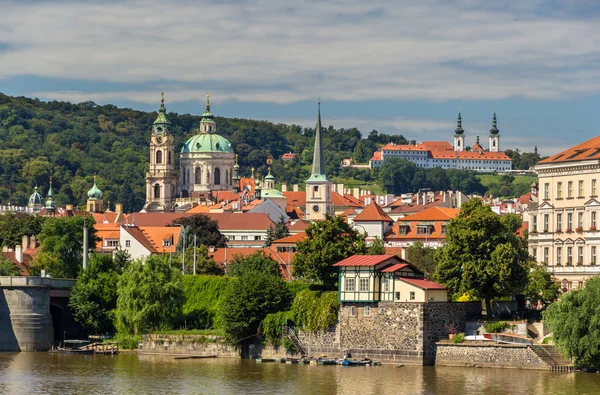 Blick auf die Nikolaikirche und das Strahov-Kloster in Prag — Stockfoto
