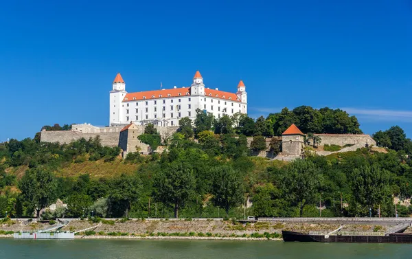 View of Bratislava Castle from the Danube river — Stock Photo, Image