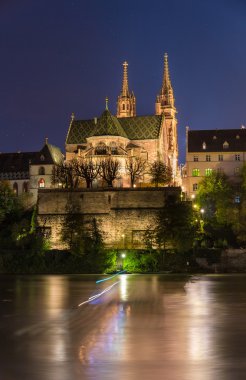 Basel Minster gece Ren üzerinde - İsviçre