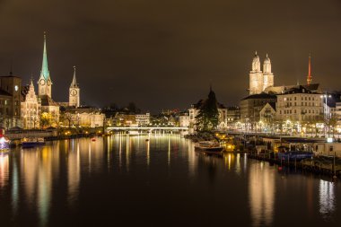 Zürih kış akşam limmat Nehri üzerinde