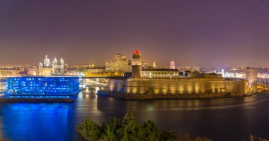 gece görünümü fort saint-jean ve katedral de marseille, Fransa