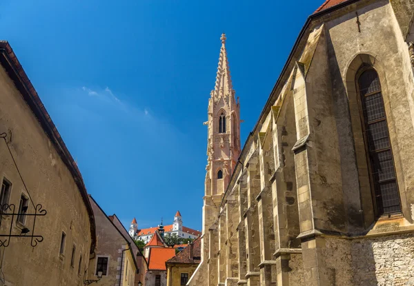 Weergave van clarissine kerk en het kasteel van bratislava — Stockfoto