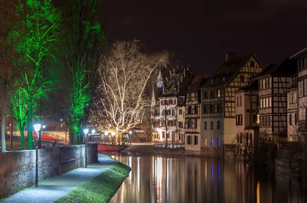 Canal en la zona de Petite France, Estrasburgo, Alsacia - Francia —  Fotos de Stock