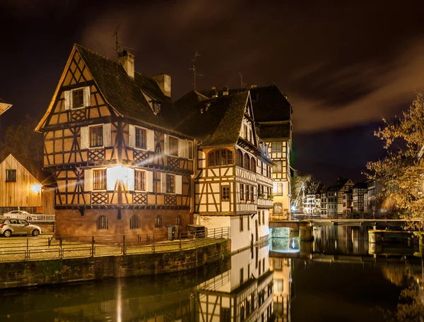 Elzasser stijl huizen in petite france gebied van Straatsburg — Stockfoto
