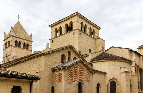 Basílica de Saint-Martin d 'Ainay, iglesia del siglo XI en Lyon, F — Foto de Stock