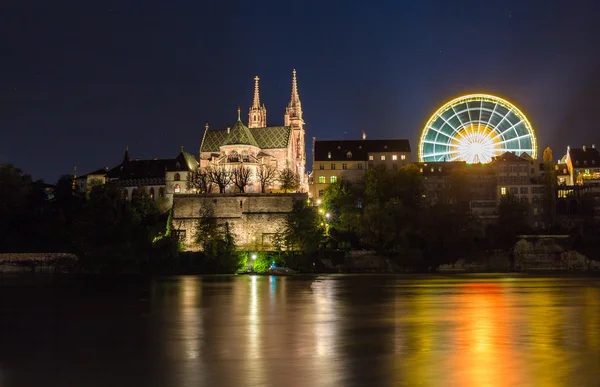 Basel Minster över Rhen på natten - Schweiz — Stockfoto