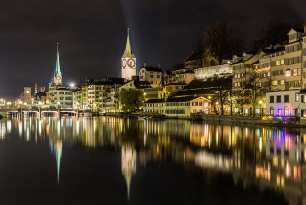 Zurique em bancos de rio de Limmat em noite de inverno — Fotografia de Stock