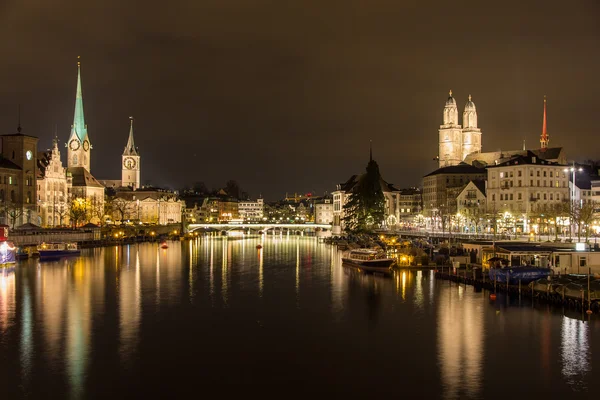 Zurych, nad brzegiem rzeki limmat w zimowy wieczór — Zdjęcie stockowe