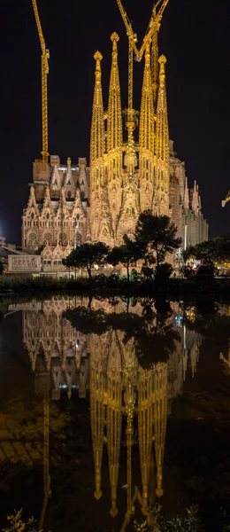 Sagrada Familia Kathedrale, vertikales Panorama. Barcelona, Spanien — Stockfoto